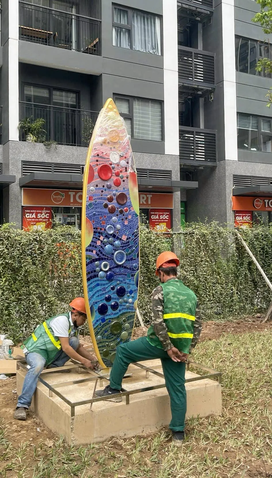 Mô hình ván lướt sắc màu trang trí cảnh quan