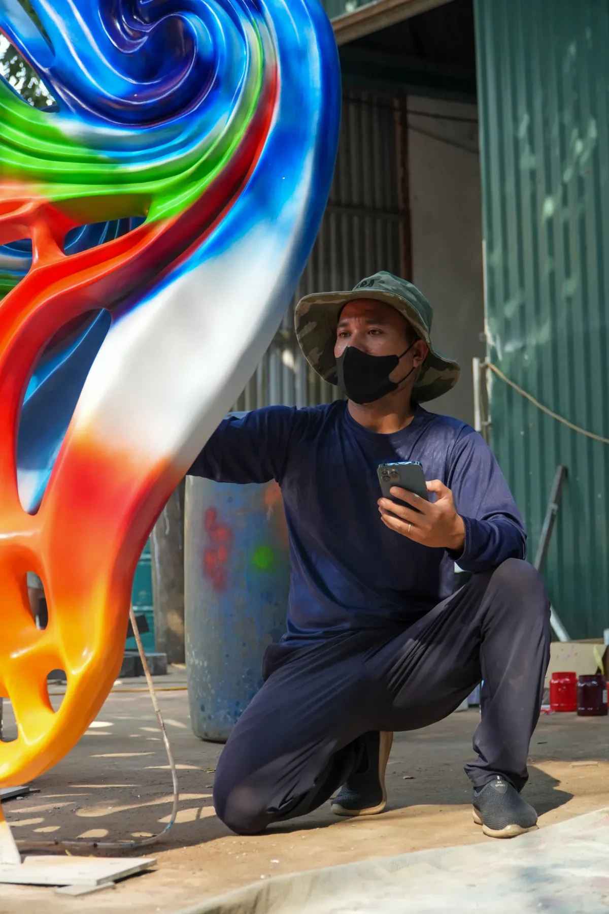 Người làm việc cạnh mô hình cánh bướm đã có màu
