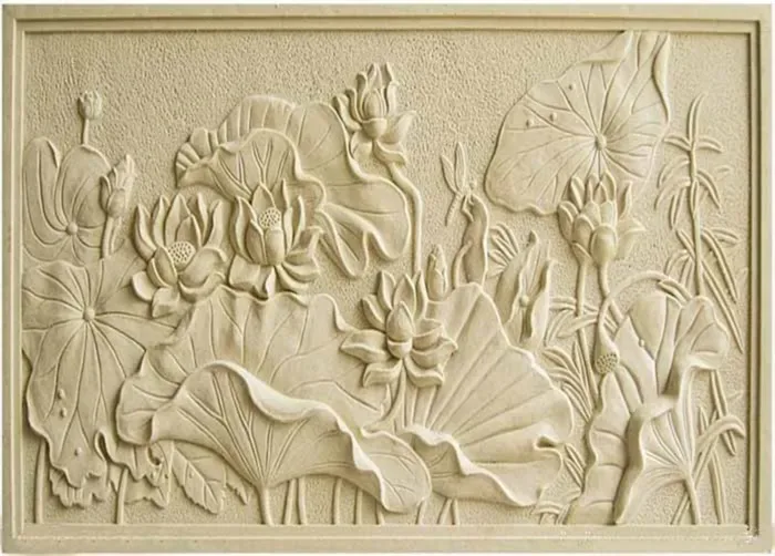 Mảng phù điêu sen và chim cho thấy nhiều lớp hình cùng một nền; chỉ dùng đối chiếu quan hệ che nhau, không gọi chim trong ảnh là cá.