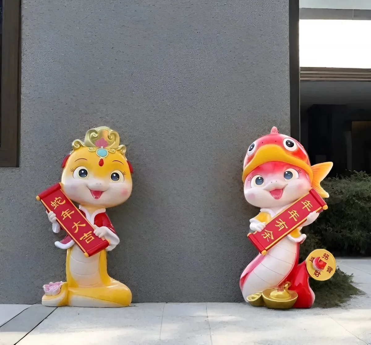 Hai nhân vật nhỏ đứng trên bệ riêng