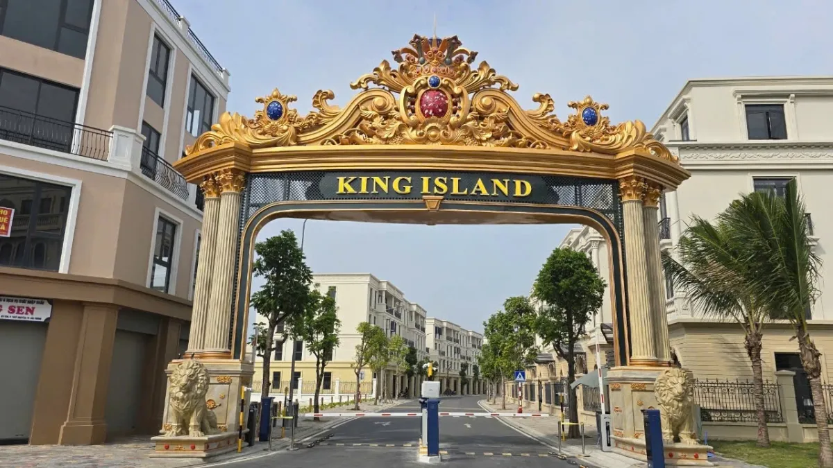 Cổng KING ISLAND nhìn chính diện, với các chi tiết nổi tập trung ở đỉnh và hai bên trụ
