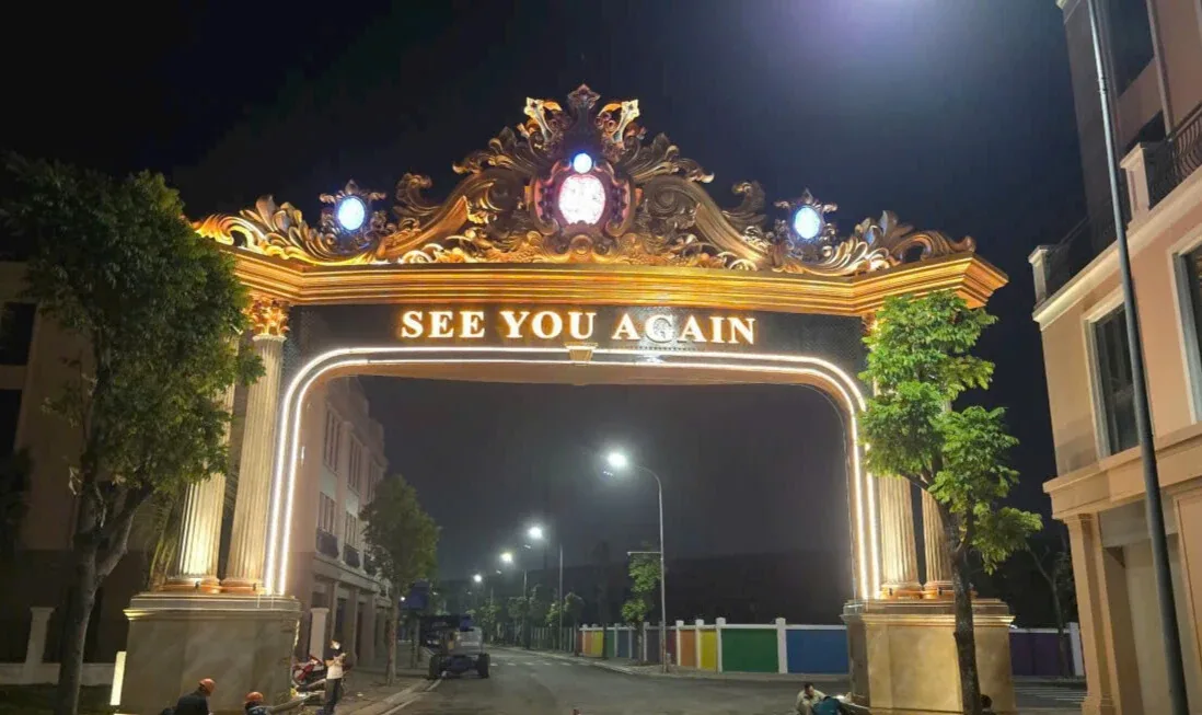 Cổng SEE YOU AGAIN với các điểm và đường sáng vào ban đêm