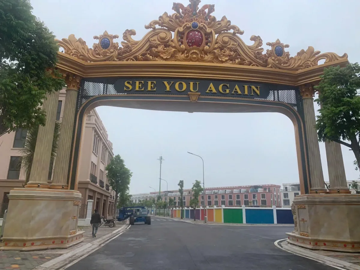 Mặt cổng SEE YOU AGAIN với hoa văn chạy theo đường vòm