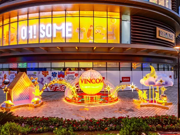 Tiểu cảnh Trung thu với quả cầu Vincom, vòng sao, mây và trăng phát sáng