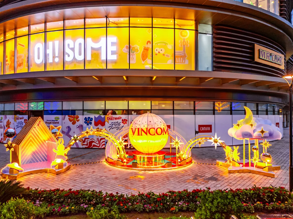 Tiểu cảnh trang trí Trung thu phát sáng trước trung tâm thương mại Vincom với quả cầu trăng lớn, cổng lồng đèn, sao, mây...