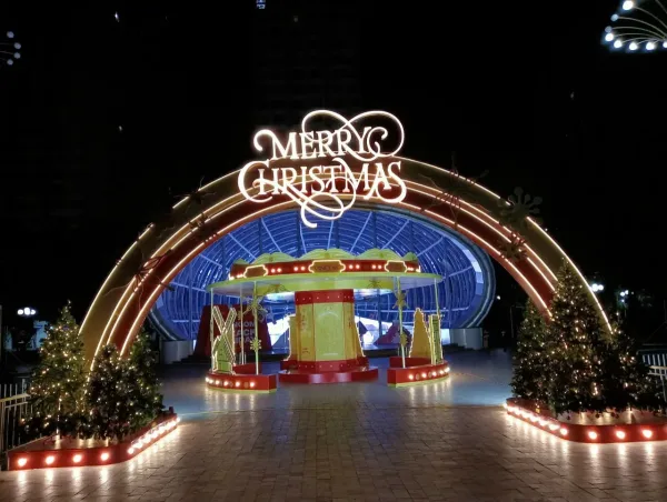Cổng Merry Christmas và cụm trang trí lễ hội phát sáng vào ban đêm