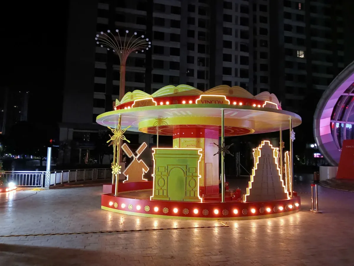 Mô hình vòng xoay Giáng sinh tại Vincom Mega Mall Times City