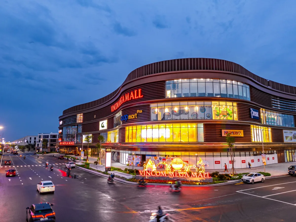 Toàn cảnh decor mặt tiền Vincom Mega Mall