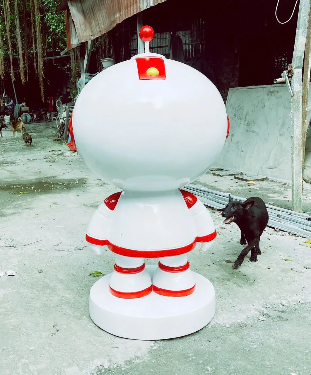 Mặt sau nhân vật trắng đỏ có đầu cong và bệ tròn