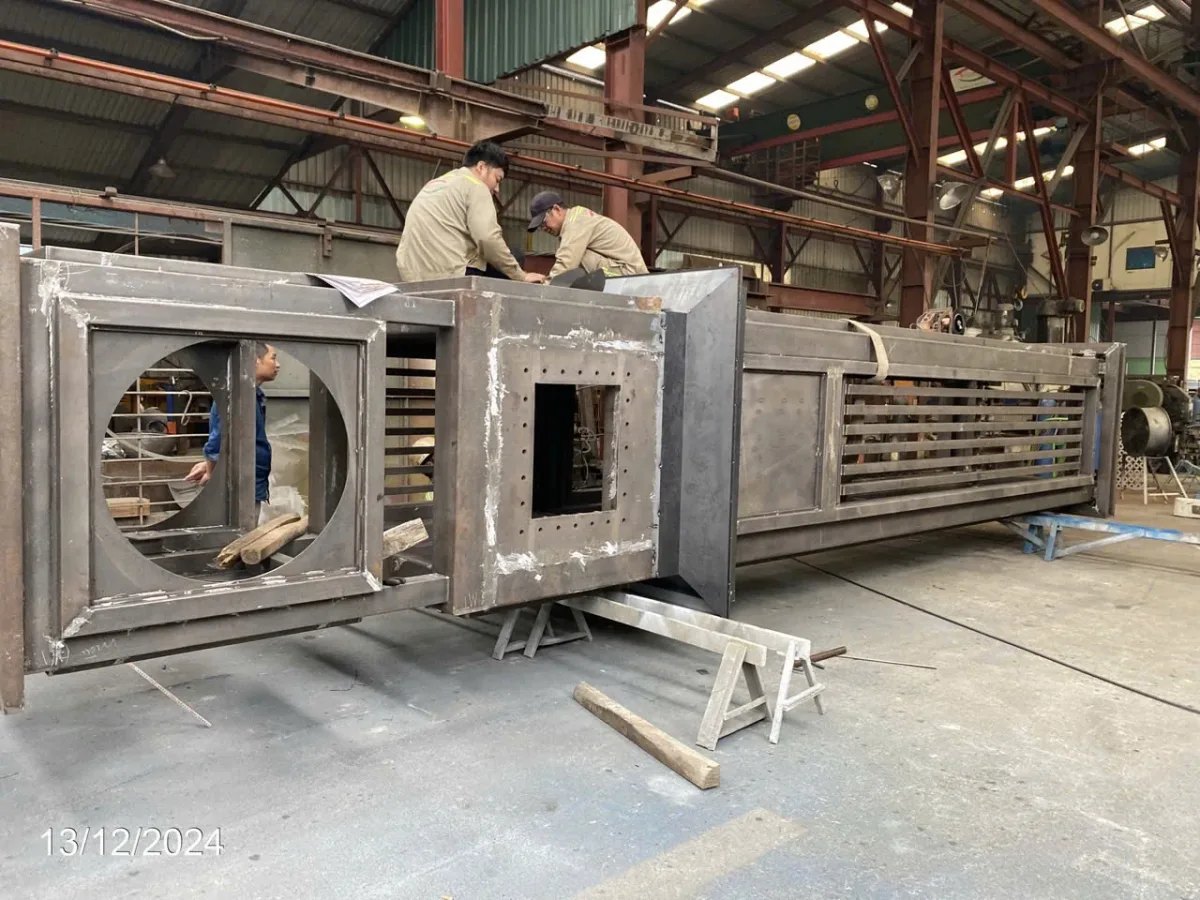 Hình bộ phận có dạng khung trong khu vực xưởng