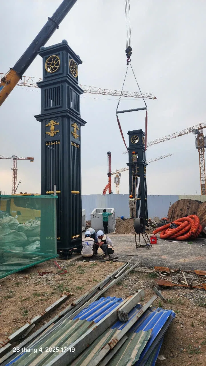 Một trụ trang trí trong quá trình đưa vào vị trí lắp đặt