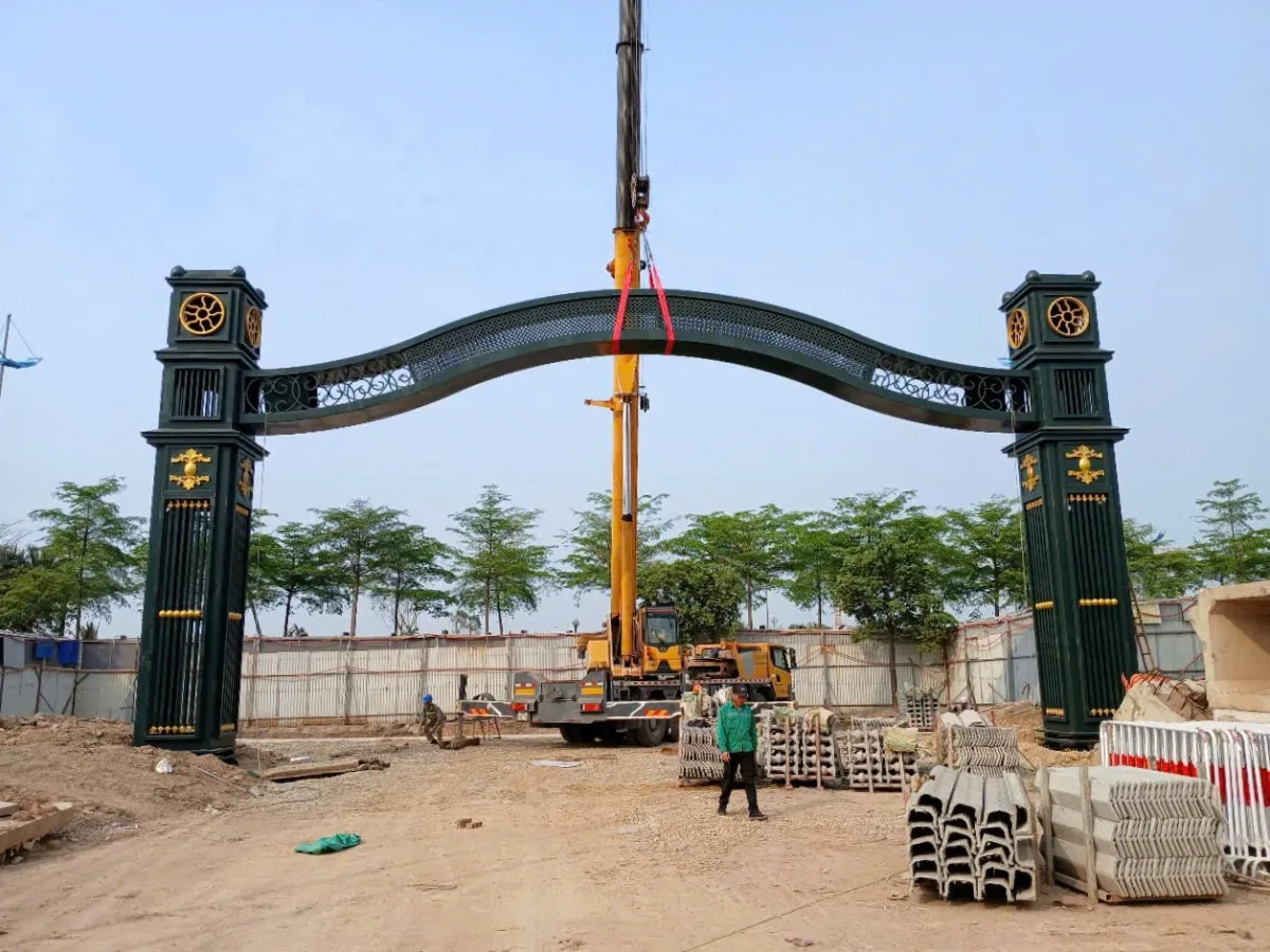 Một nhịp vòm được đưa lên vị trí giữa hai trụ