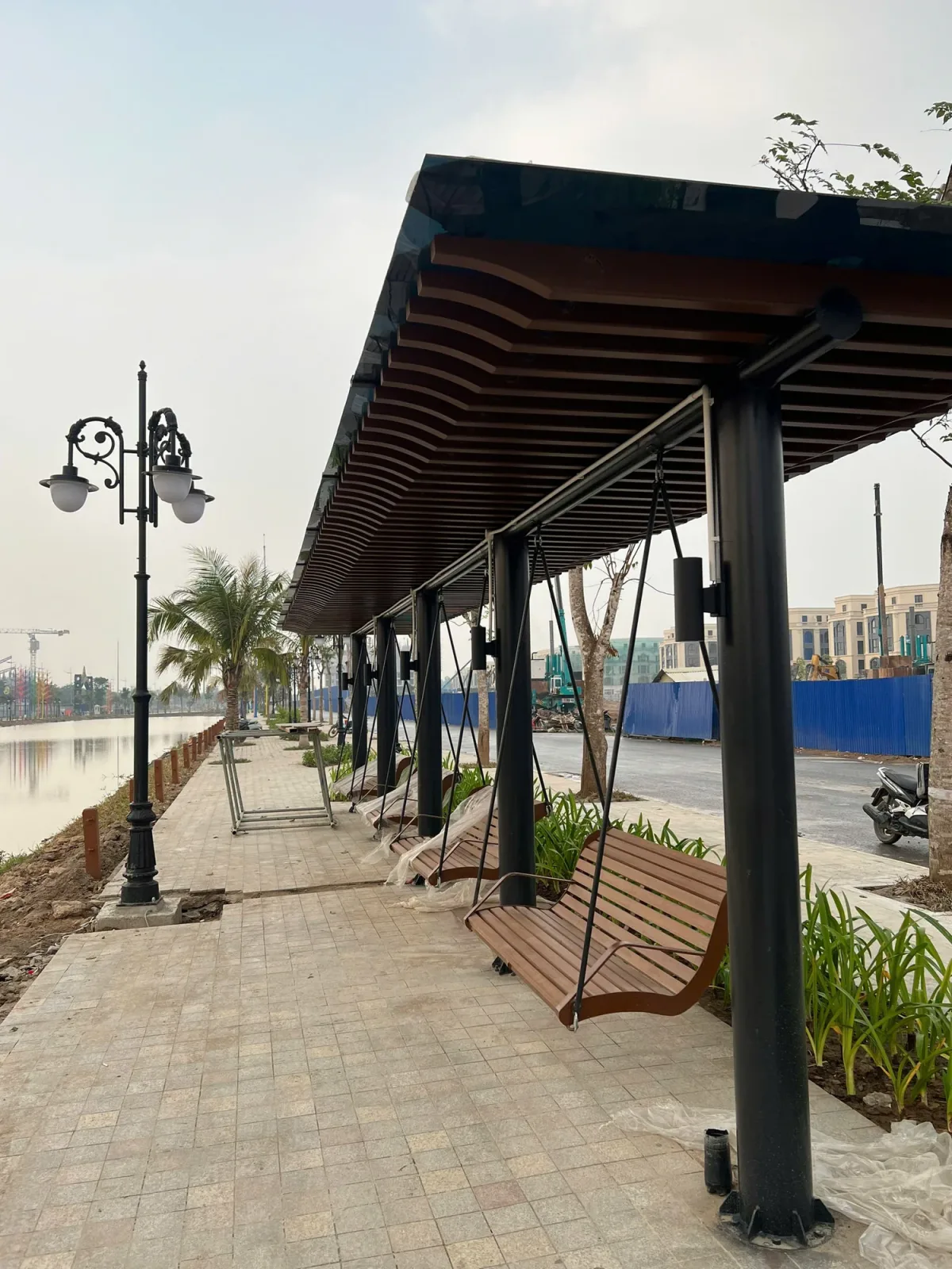 Ghế treo dưới hệ mái dài với các đường đỡ nối lên phía trên