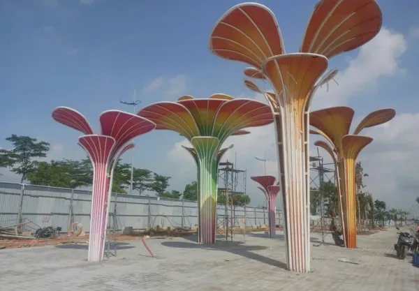 Cụm cột hoa phượng nhiều màu đang được lắp đặt trong khuôn viên ngoài trời
