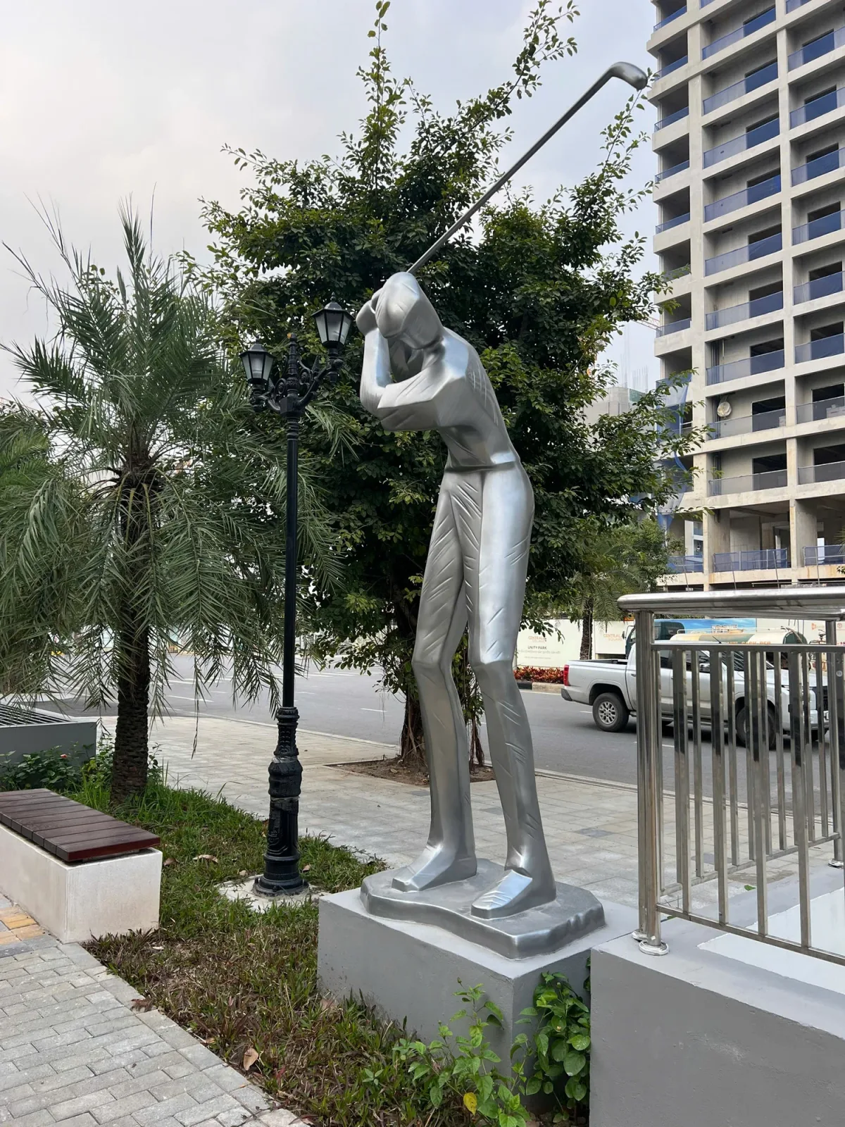 Tượng người chơi golf trong động tác vung gậy
