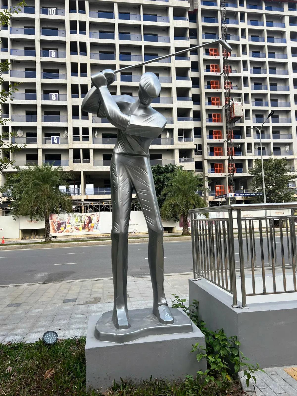 Tượng người chơi golf với tay và gậy hướng lên