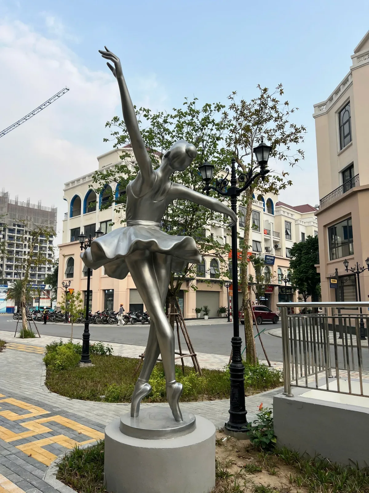 Tượng người múa nhìn từ bên ngoài, dùng đối chiếu đường thân và tư thế trước khi chuyển sang mặt nổi