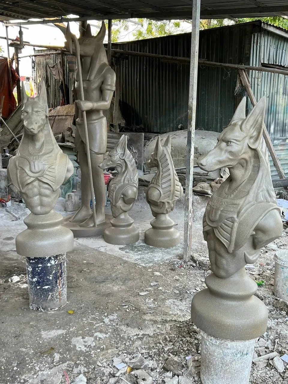 Nhiều hình đầu linh vật tai nhọn đặt tại xưởng
