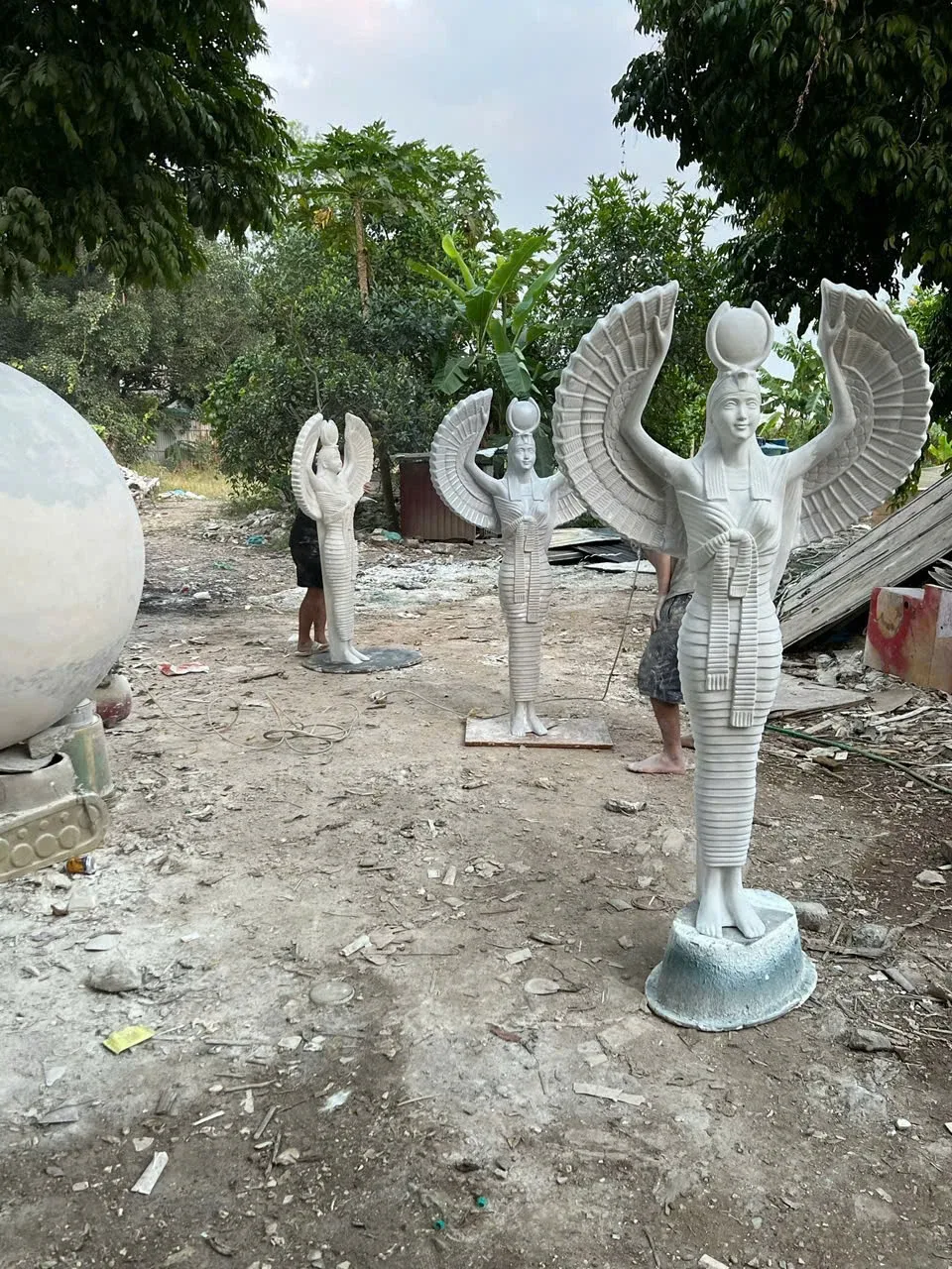 Nhiều hình trang trí có cánh phong cách Ai Cập tại xưởng
