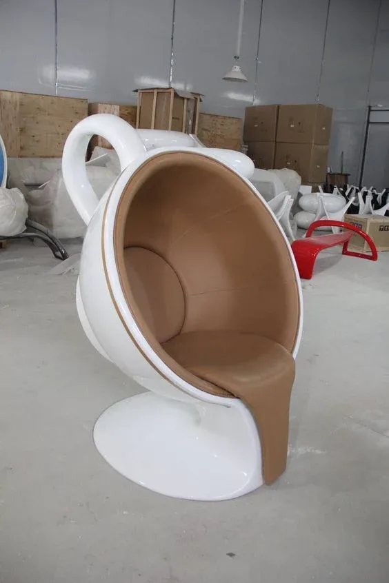 Ghế dạng vỏ trứng trắng có phần mở rộng và lớp bọc nâu phía trong