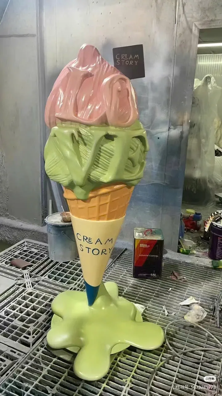 Tạo hình kem nhiều màu, phần xanh trải ở chân và biển Cream Story trong không gian làm việc.