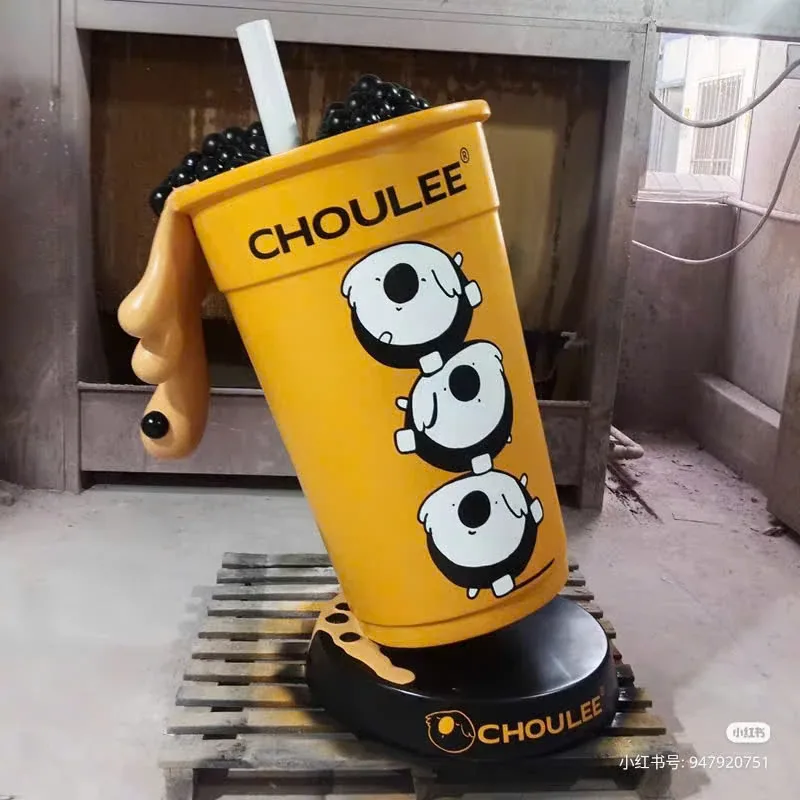 Chữ và hình gấu trên thân mô hình ly màu vàng