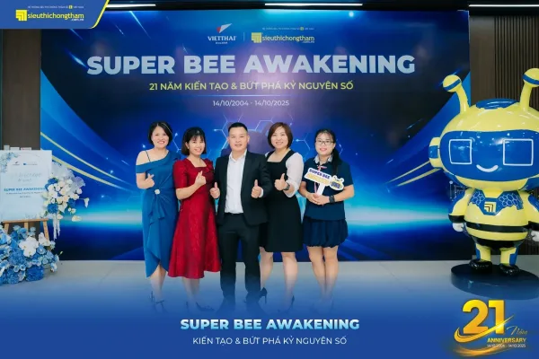 Nhóm khách chụp ảnh bên mô hình mascot ong vàng xanh tại sự kiện Super Bee Awakening