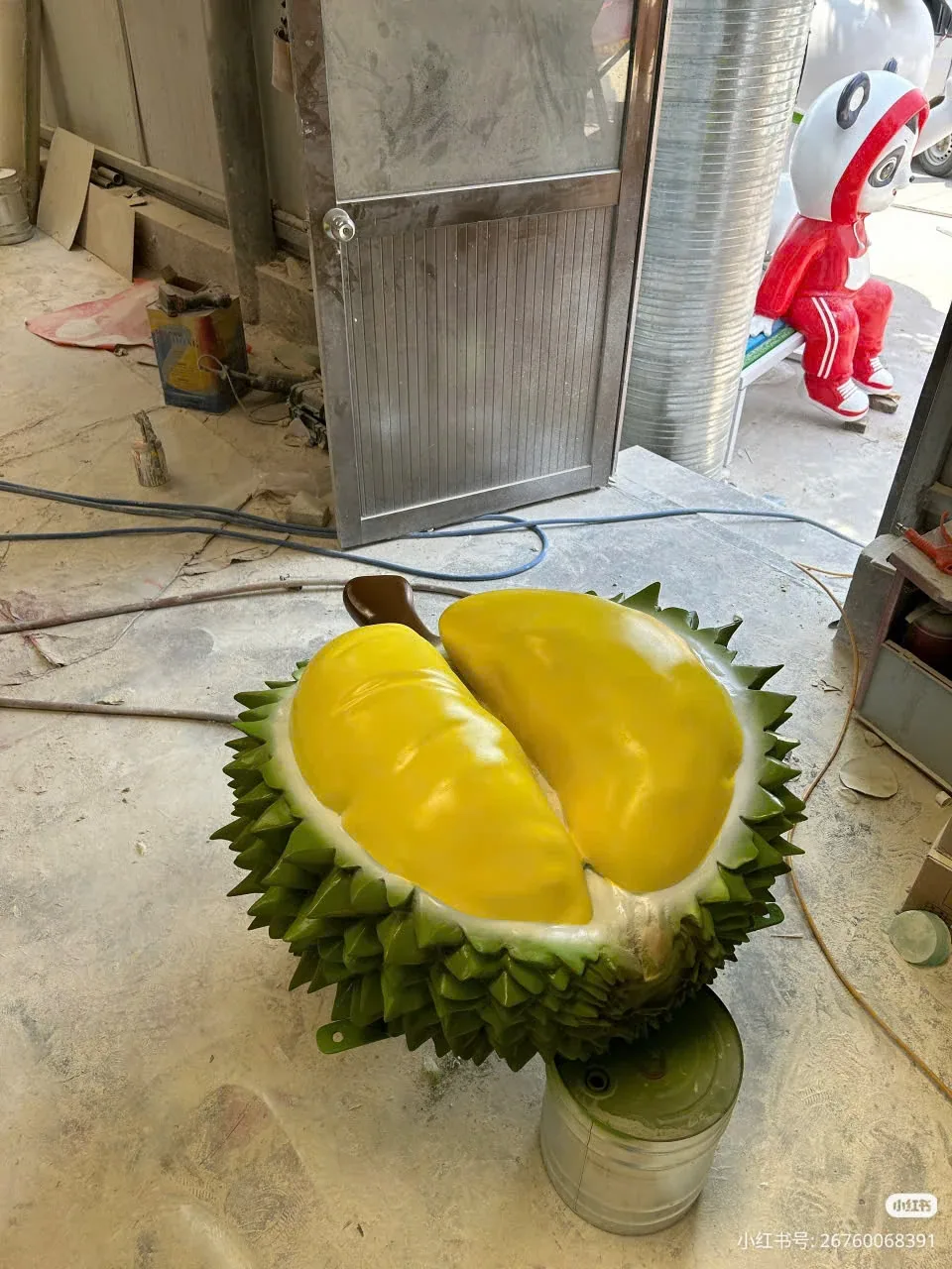 Mô hình quả sầu riêng bổ đôi với phần ruột vàng và vỏ xanh đặt tại xưởng.