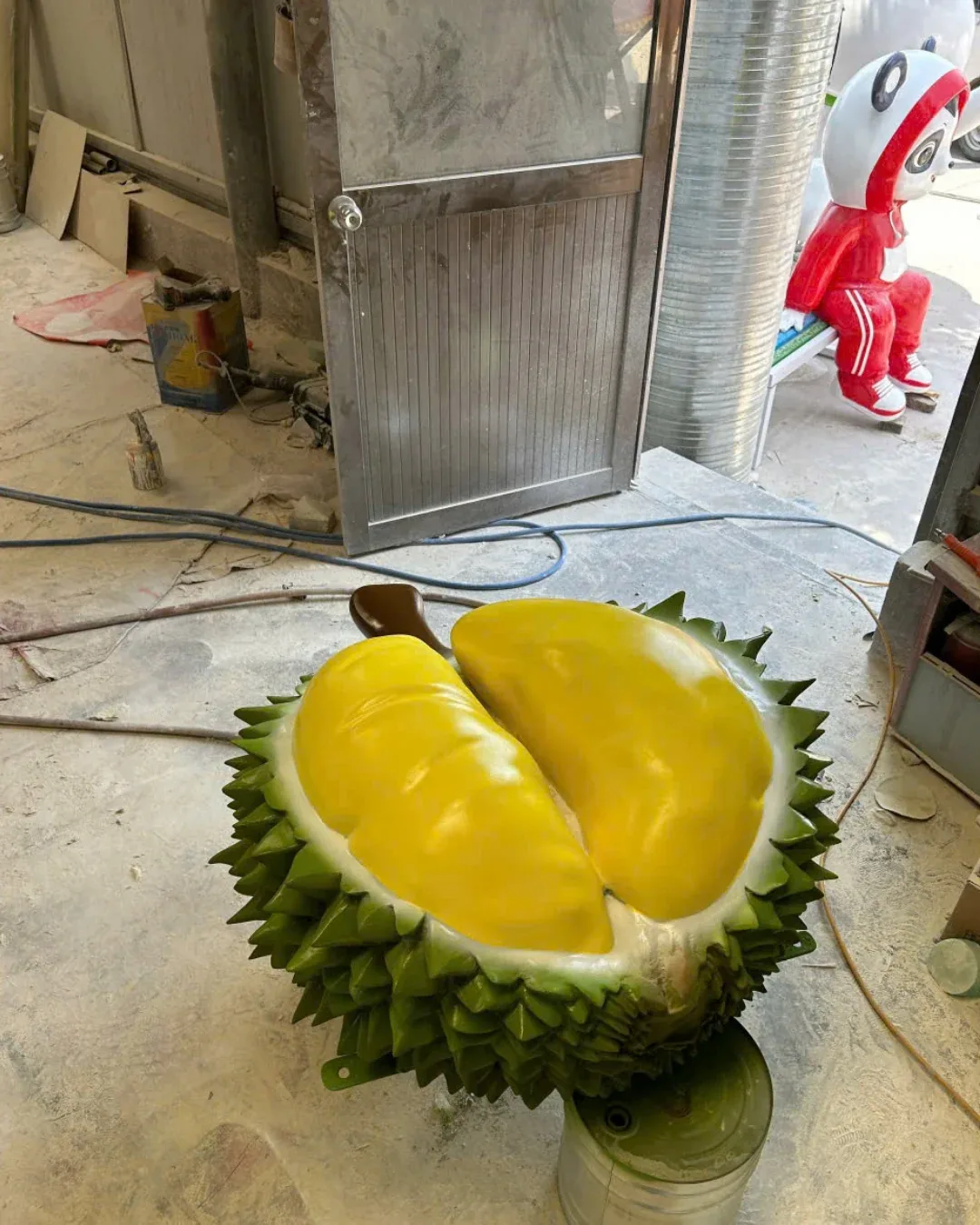 Tạo hình quả có vỏ gai xanh, hai khối vàng lớn với đường chia khác nhau bên trong