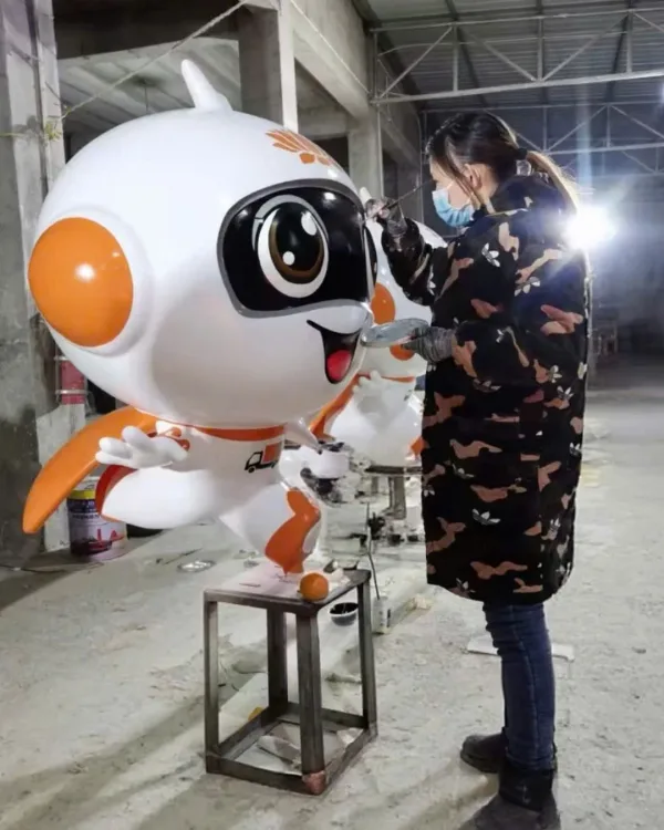 Thợ đang vẽ mô hình robot cam trắng có đầu tròn và mắt lớn