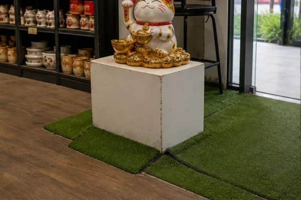 góc shop nhỏ tự trải cỏ bị lộ mối nối cạnh bệ composite, minh họa rủi ro khi bố cục chưa đồng bộ