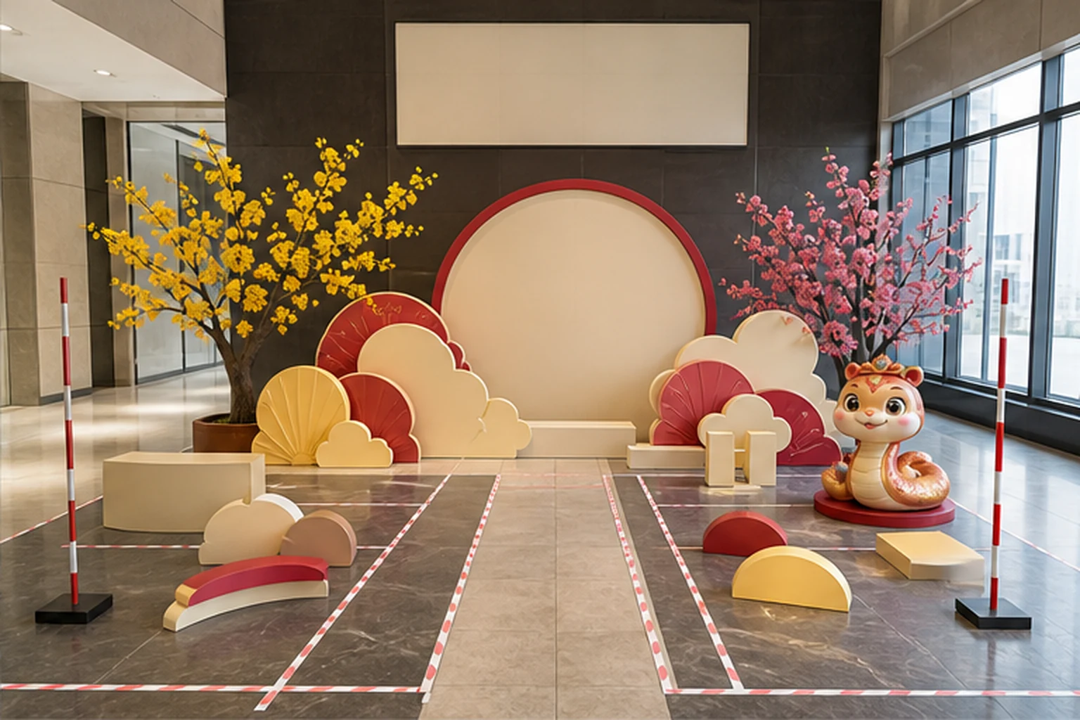 Khu trang trí Tết trong sảnh công ty với backdrop tròn lớn, cụm mây quạt đỏ vàng, cây hoa mai và hoa đào, mô hình linh...