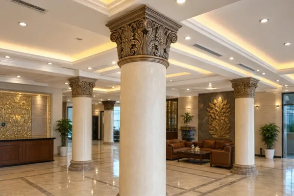 Phù điêu đầu cột composite tại sảnh showroom với ánh sáng trần và cột trang trí để minh họa hiệu quả decor đồng bộ