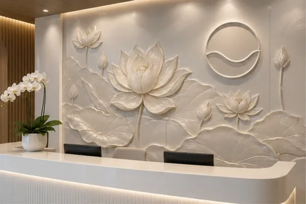 vách showroom có phù điêu sen composite sau quầy tiếp khách kết hợp logo thương hiệu để minh họa điểm nhấn nhận diện nhìn gần